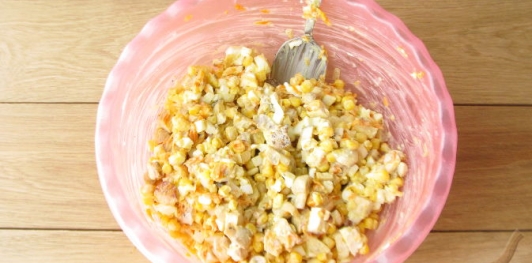 Салат с курицей и жареными грибами