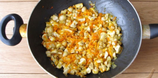 Салат с курицей и жареными грибами