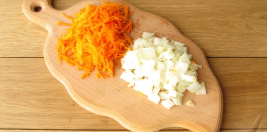 Салат с курицей и жареными грибами