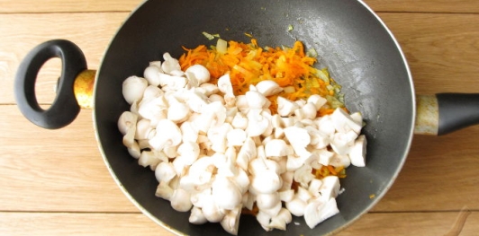 Салат с курицей и жареными грибами