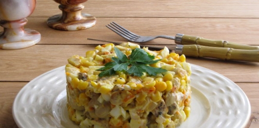 Салат с курицей и жареными грибами