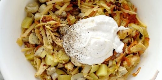 Салат с курицей, маринованными шампиньонами, овощами и сыром