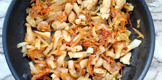 Салат с курицей, маринованными шампиньонами, овощами и сыром