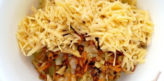 Салат с курицей, маринованными шампиньонами, овощами и сыром