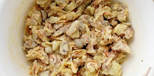 Салат с курицей, маринованными шампиньонами, овощами и сыром