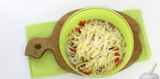 Салат с курицей, запечённым болгарским перцем и яичными блинчиками