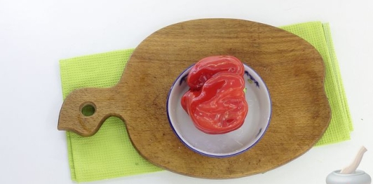 Салат с курицей, запечённым болгарским перцем и яичными блинчиками