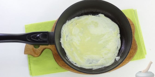 Салат с курицей, запечённым болгарским перцем и яичными блинчиками