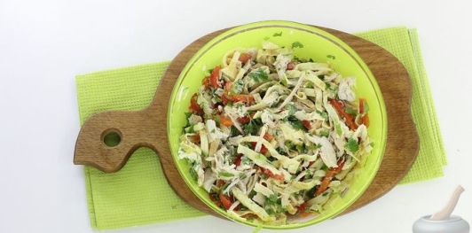 Салат с курицей, запечённым болгарским перцем и яичными блинчиками