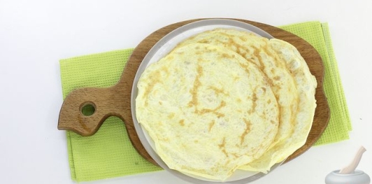 Салат с курицей, запечённым болгарским перцем и яичными блинчиками