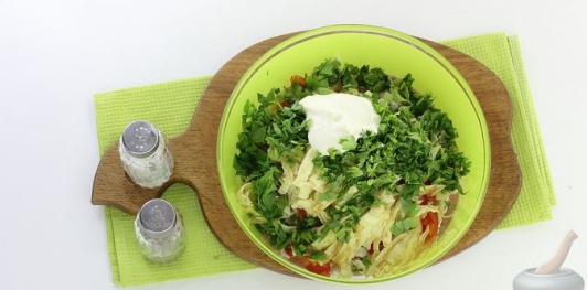 Салат с курицей, запечённым болгарским перцем и яичными блинчиками