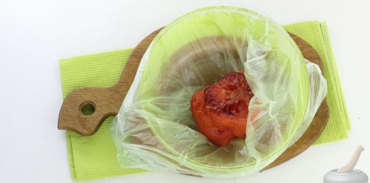 Салат с курицей, запечённым болгарским перцем и яичными блинчиками