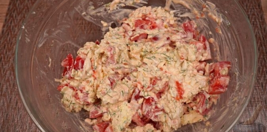 Салат с помидорами, плавленым сыром и чесноком