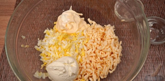 Салат с помидорами, плавленым сыром и чесноком