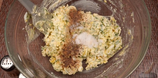 Салат с помидорами, плавленым сыром и чесноком