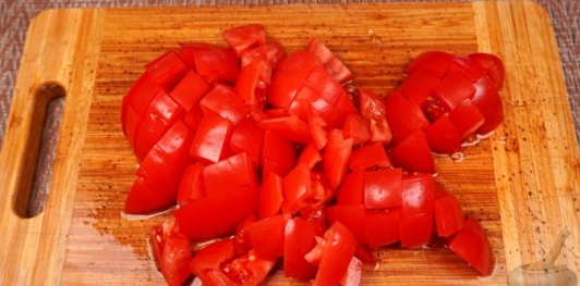 Салат с помидорами, плавленым сыром и чесноком