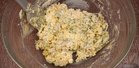 Салат с помидорами, плавленым сыром и чесноком