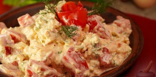 Салат с помидорами, плавленым сыром и чесноком