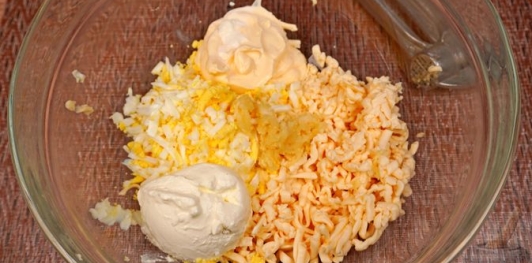 Салат с помидорами, плавленым сыром и чесноком
