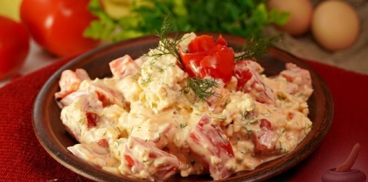 Салат с помидорами, плавленым сыром и чесноком