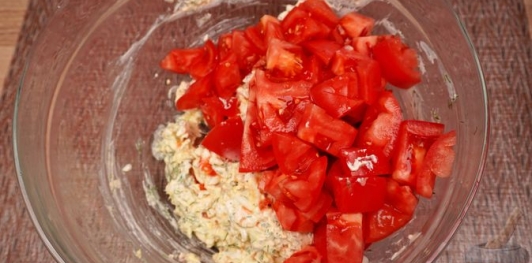Салат с помидорами, плавленым сыром и чесноком