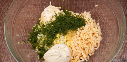 Салат с помидорами, плавленым сыром и чесноком
