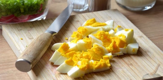 Салат с редиской, яйцами и зелёным луком