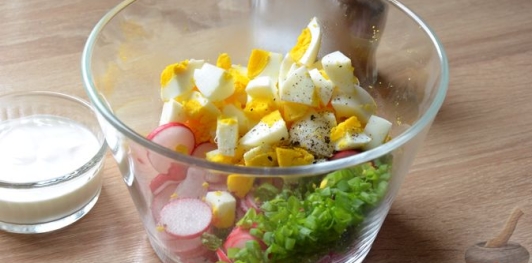 Салат с редиской, яйцами и зелёным луком