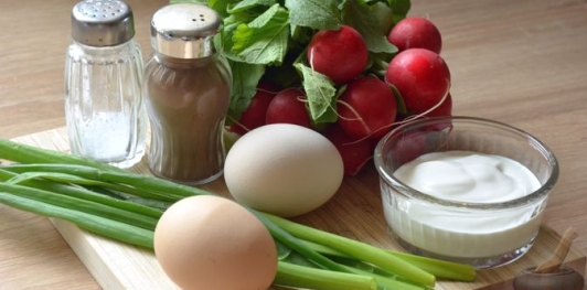 Салат с редиской, яйцами и зелёным луком