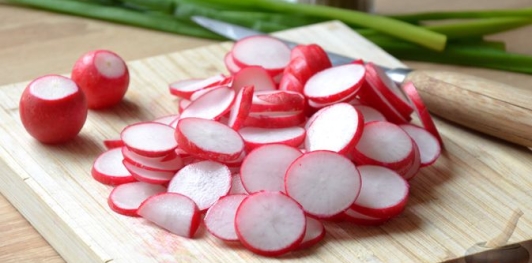Салат с редиской, яйцами и зелёным луком
