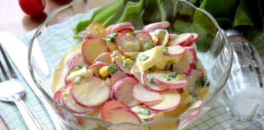 Салат с редиской, яйцами и зелёным луком