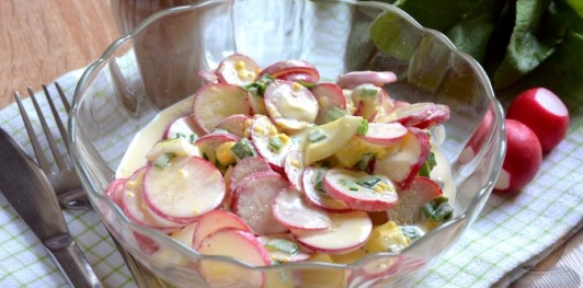 Салат с редиской, яйцами и зелёным луком
