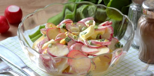 Салат с редиской, яйцами и зелёным луком