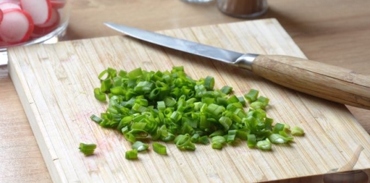 Салат с редиской, яйцами и зелёным луком