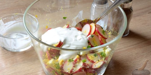Салат с редиской, яйцами и зелёным луком