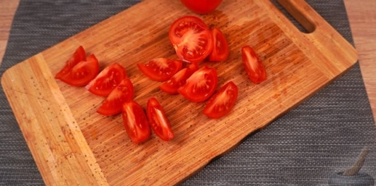 Салат с творогом, ветчиной и овощами