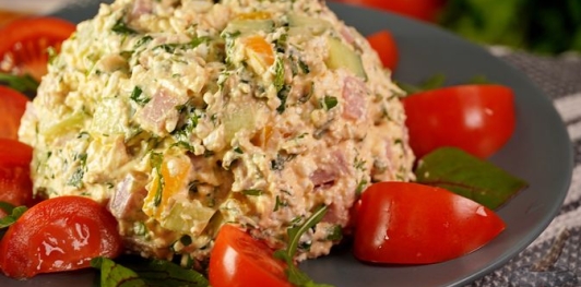 Салат с творогом, ветчиной и овощами