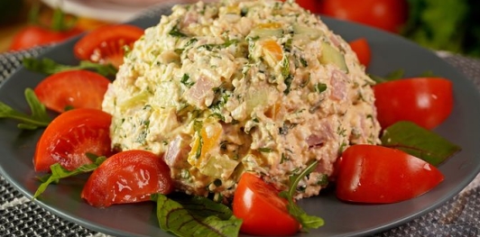 Салат с творогом, ветчиной и овощами
