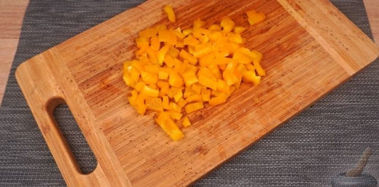 Салат с творогом, ветчиной и овощами