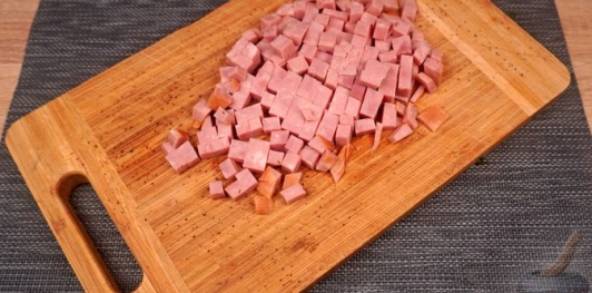 Салат с творогом, ветчиной и овощами