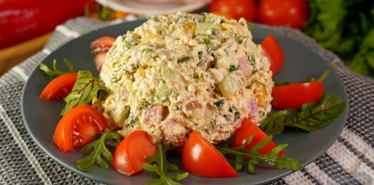 Салат с творогом, ветчиной и овощами