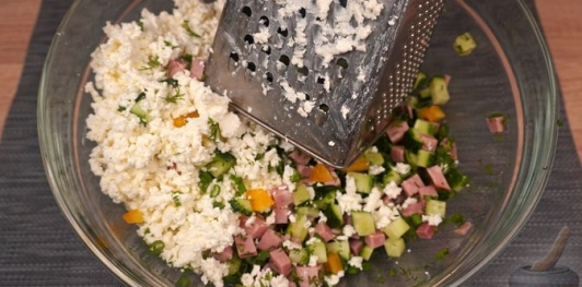 Салат с творогом, ветчиной и овощами