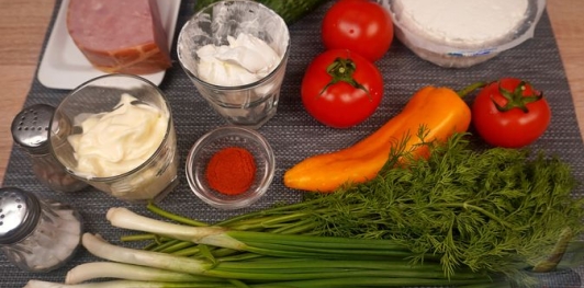 Салат с творогом, ветчиной и овощами