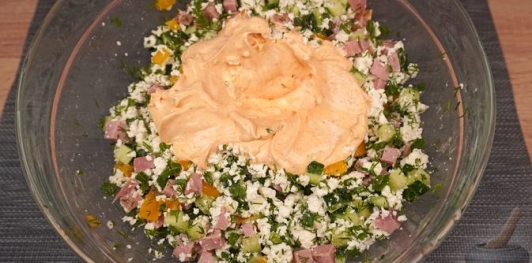 Салат с творогом, ветчиной и овощами