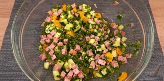 Салат с творогом, ветчиной и овощами