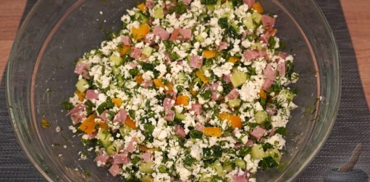 Салат с творогом, ветчиной и овощами