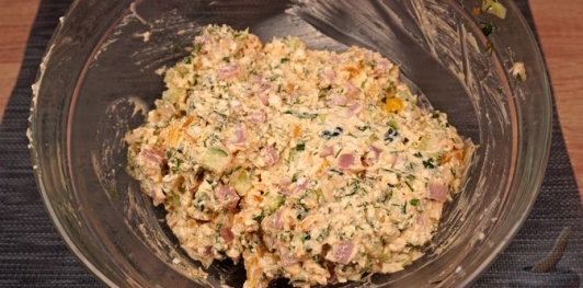 Салат с творогом, ветчиной и овощами