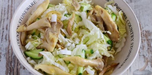 Салат с вешенками, капустой и огурцами
