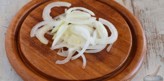 Салат с вешенками, капустой и огурцами