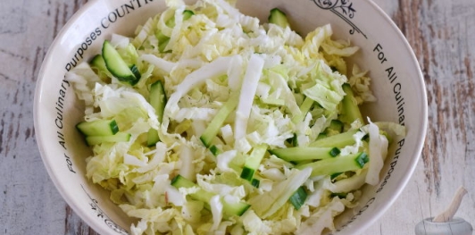 Салат с вешенками, капустой и огурцами